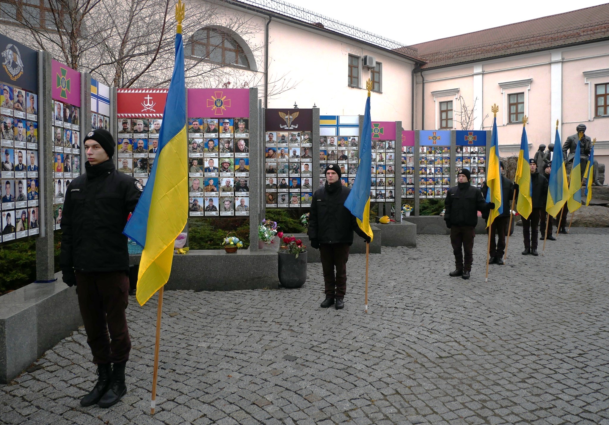Курсанти з прапорами України на Площі Тараса Шевченка