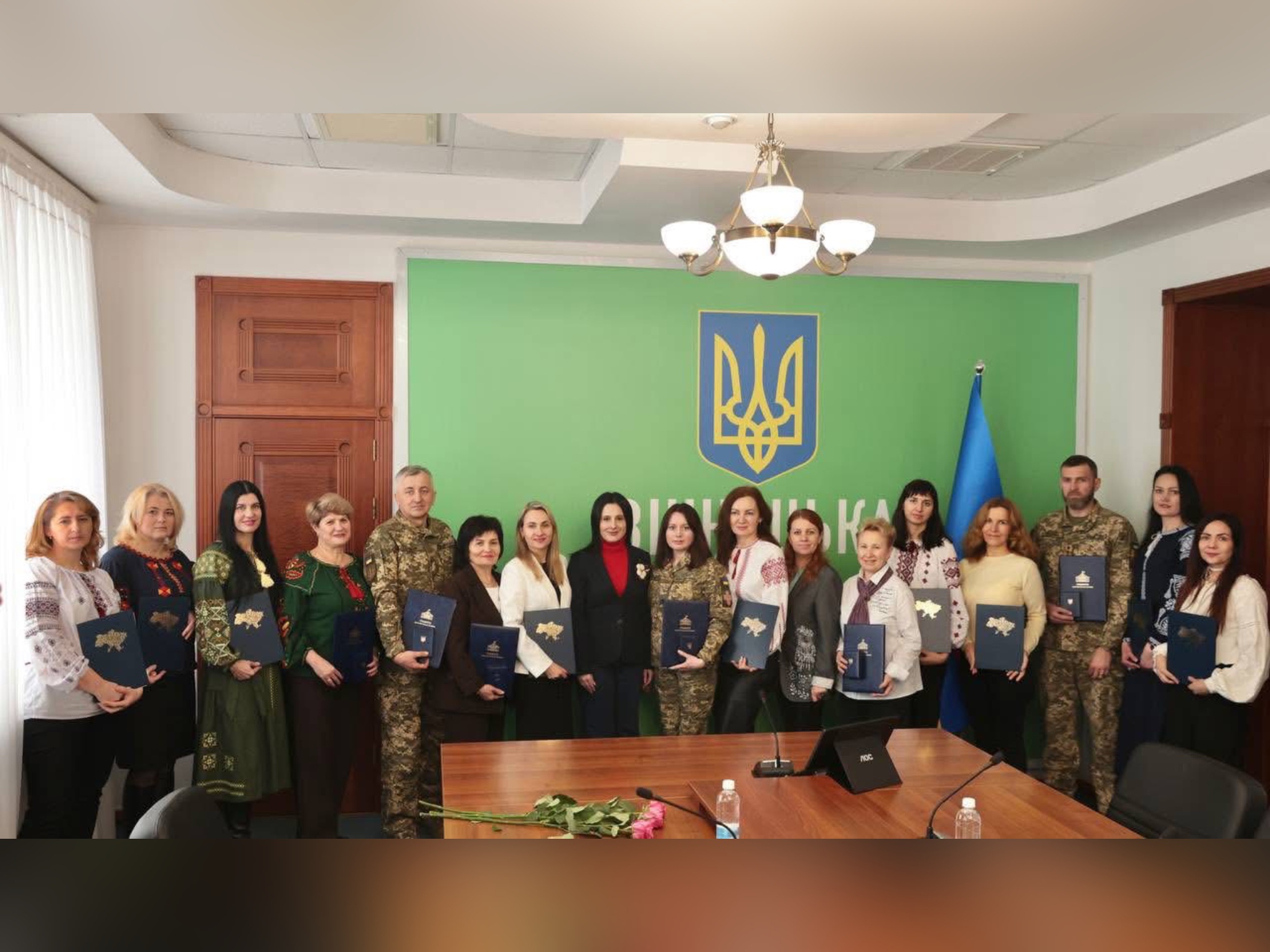 У Вінницькій ОВА народна депутатка України Ірина Борзова вручила високі державні відзнаки вінничанам, які щодня працюють для України