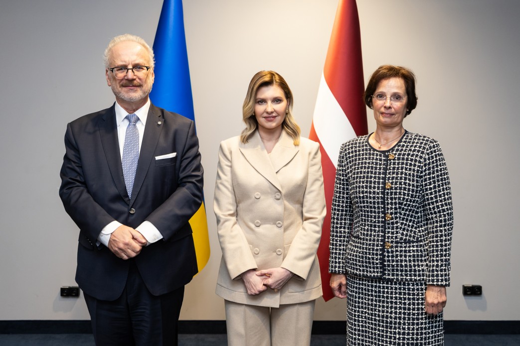 Перша леді України Олена Зеленська разом з першою леді Латвії у 2019–2023 роках Андрою Левіте та Президентом Латвії у 2019–2023 роках Егілсом Левітсом