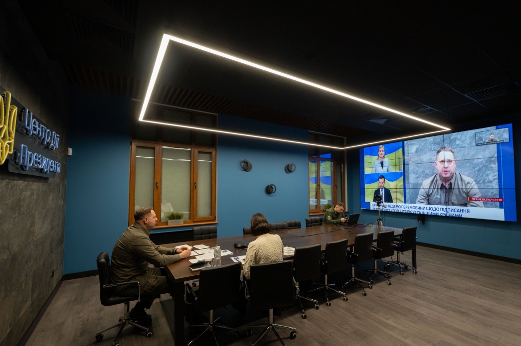 Керівник Офісу Глави держави Андрія Єрмака з кабінету дає коментар у прямому ефірі телемарафону "Єдині новини"