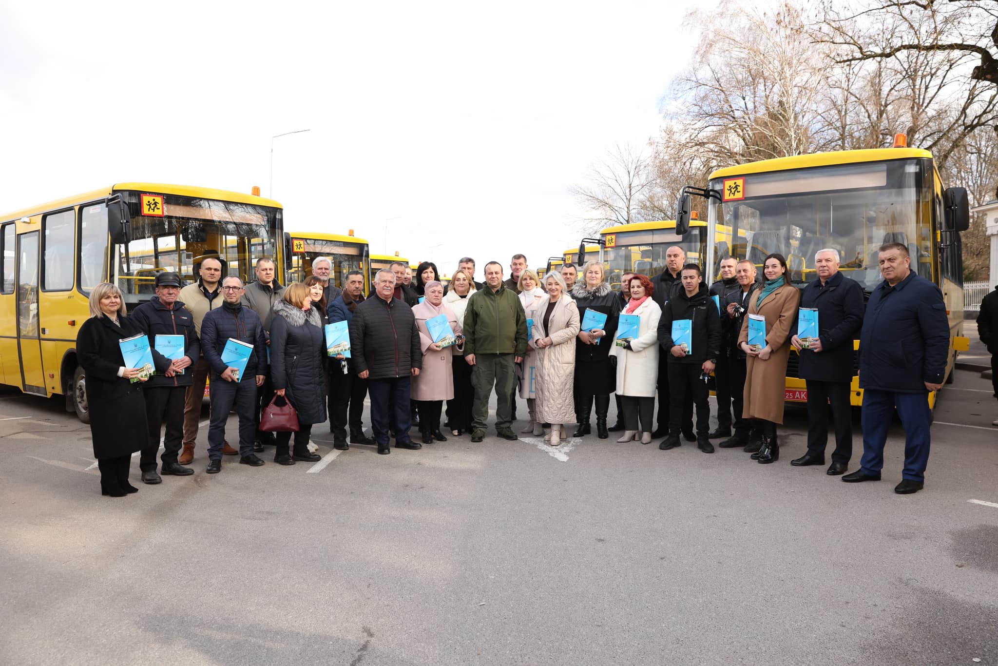 30 шкільних автобусів передали у 27 громад Вінниччини 