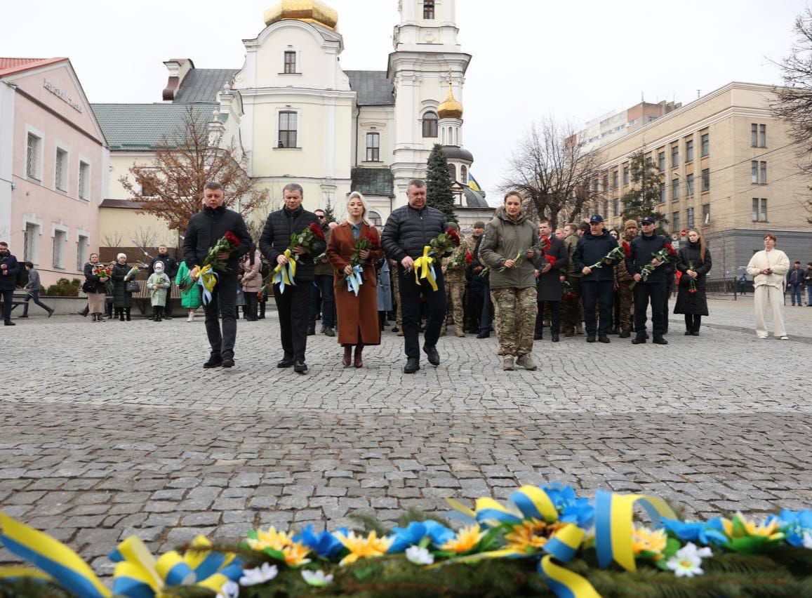 Керівники області та міста, військові та їх родини, представники громадськості та небайдужі вінничани на церемонії покладання