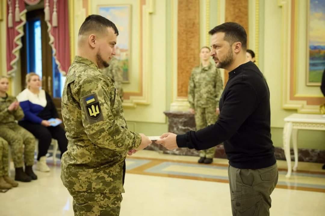Герой України Євгеній Пальченко з Вінниччини отримує сертифікат на квартиру від Президента