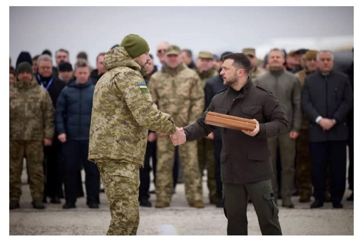 Президент України Володимир Зеленський нагороджує іменною зброєю прикордонника з Вінниччини Володимира Свинарчука