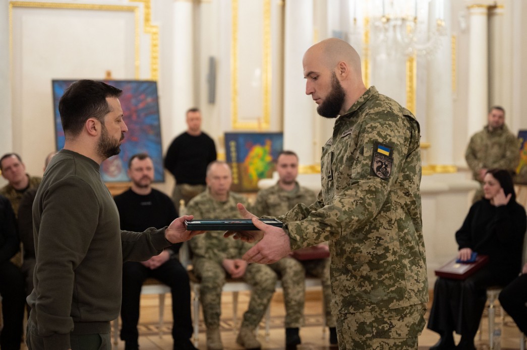 Президент України Володимир Зеленський вручає нагороду військовому