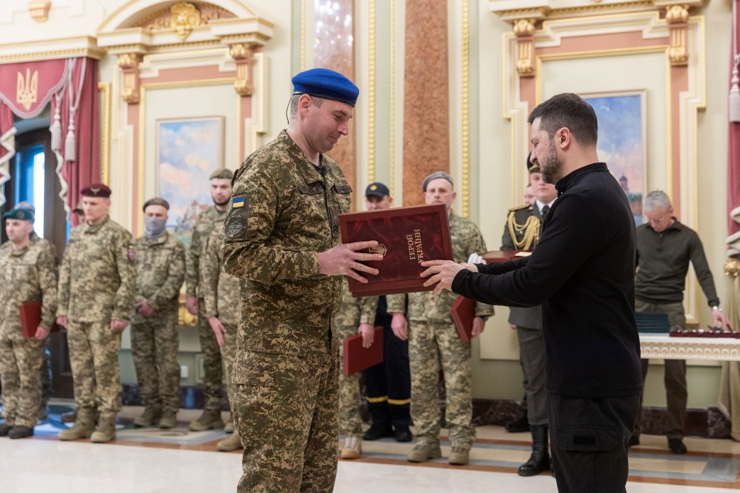 Президент України Володимир Зеленський під час вручення державної нагороди військовому