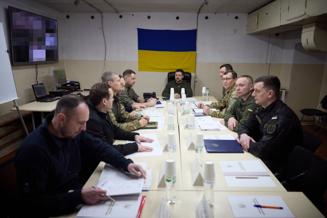 Володимир Зеленський провів нараду щодо ситуації на Херсонщині та нагородив українських захисників 