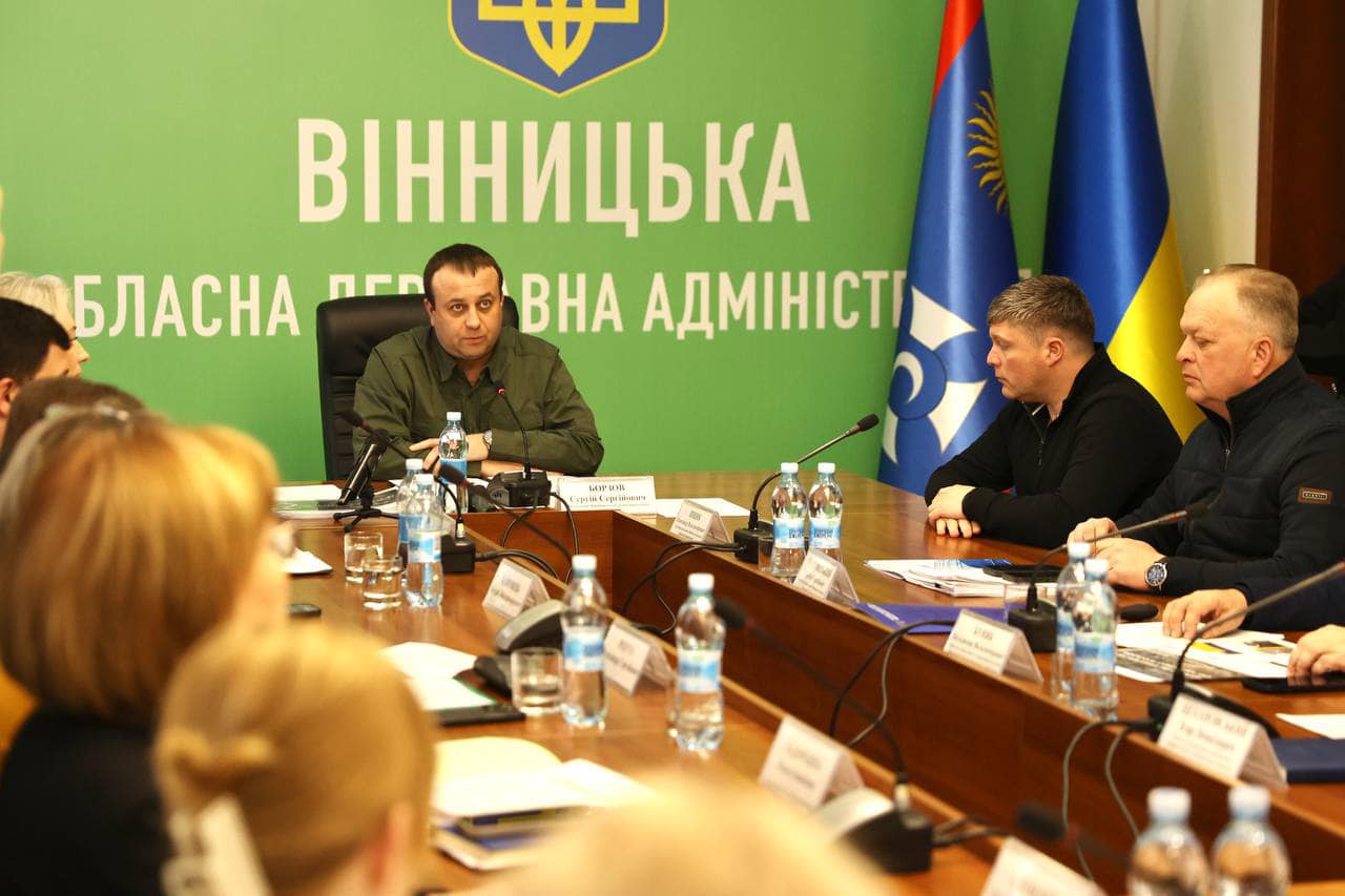 Начальник ОВА Сергій Борзов та учасники засідання Ради безбар'єрності при ОВА у конференц-залі