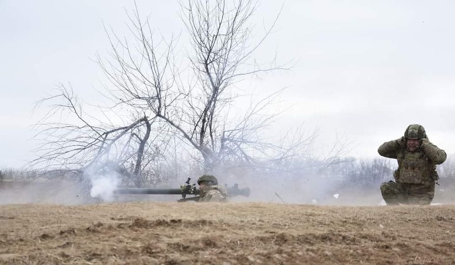 військовий, біля якого працює зброя 