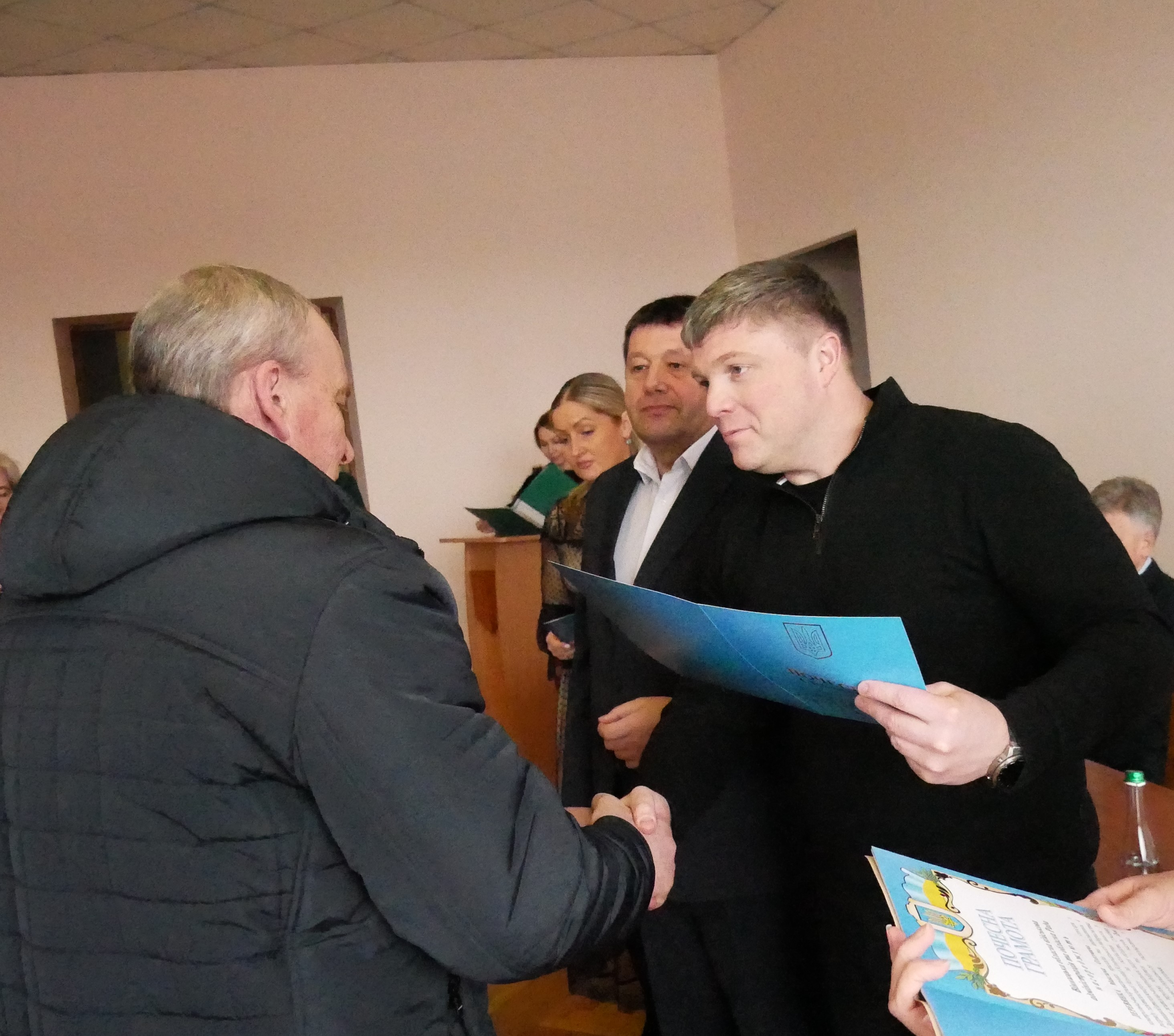 Заступник Начальника ОВА Олександр Піщик вручає Почесну Грамоту