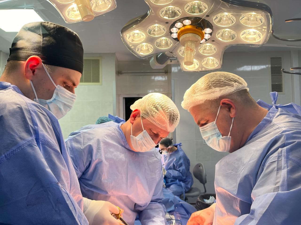 Лікарі проводять трансплантацію нирки
