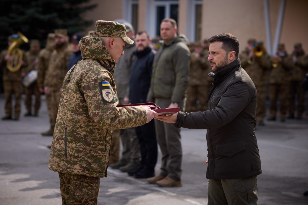 Президент України Володимир Зеленський вручає державні нагороди військовослужбовцям