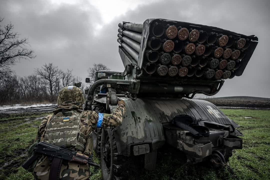 Військовий біля військової техніки