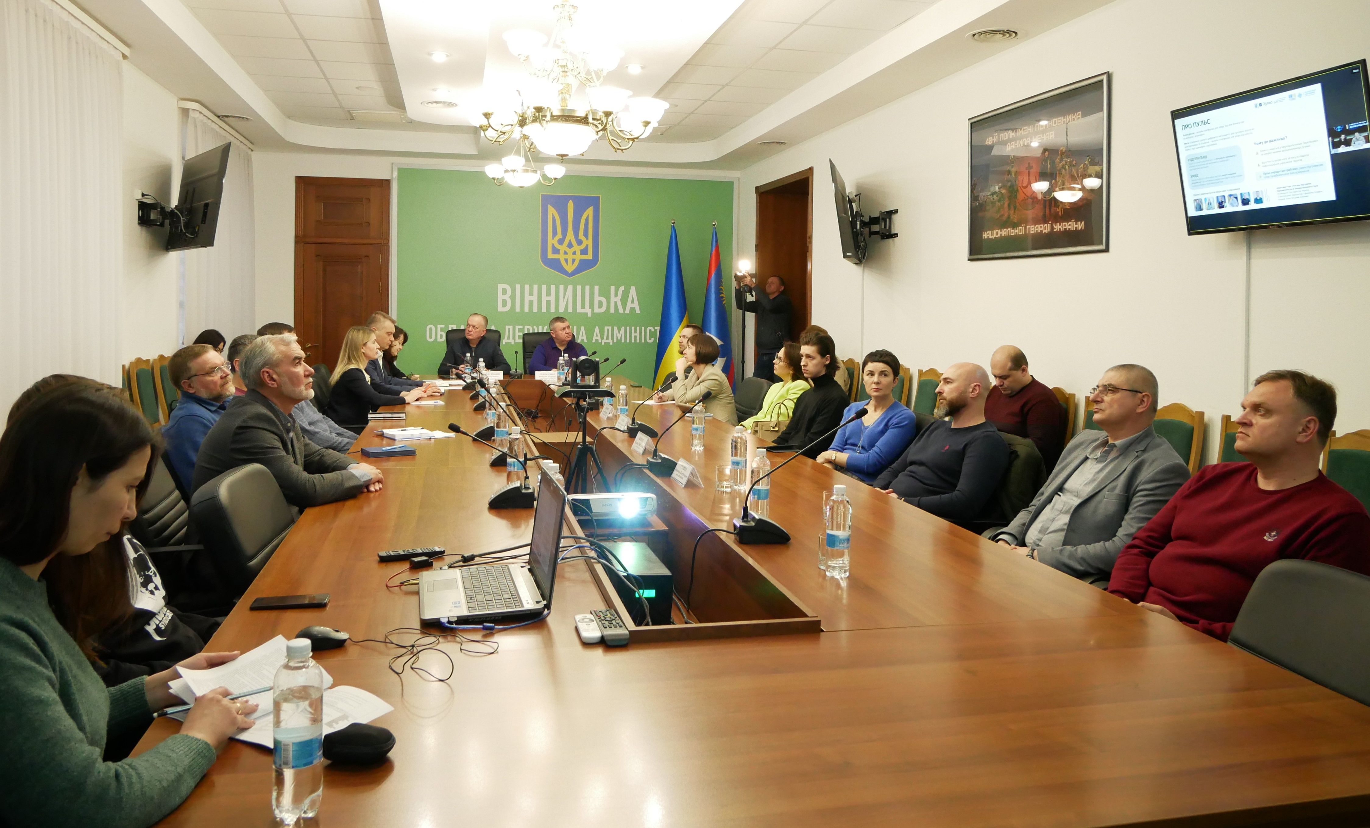 Заступник Начальника ОВА Сергій Здітовецький, голова обласної Ради Вячеслав Соколовий та учасники засідання у конференц-залі ОВА