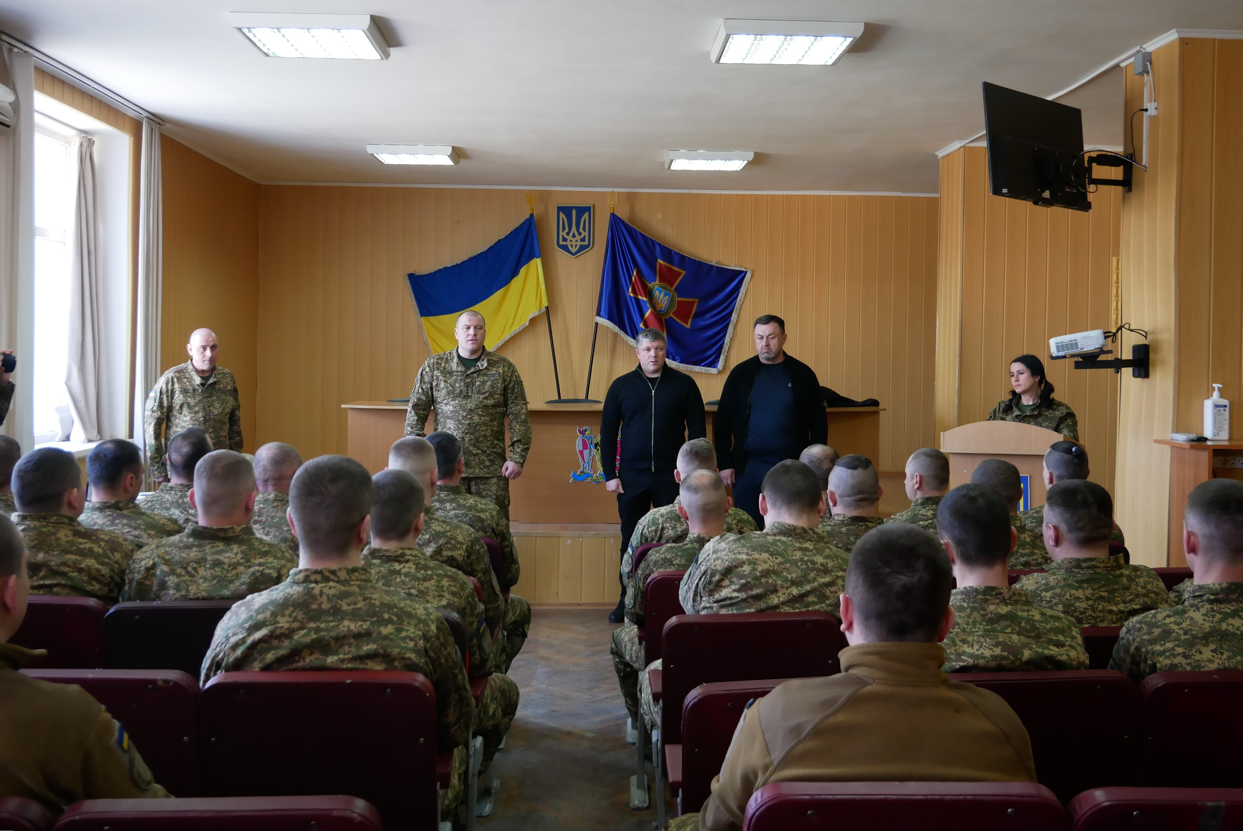 заступник Начальника ОВА Олександр Піщик, директор Департаменту оборонної роботи та забезпечення правопорядку Костянтин Меньшіков та учасники заходу