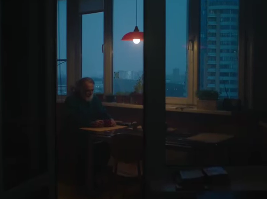 дідусь сидить біля вікна