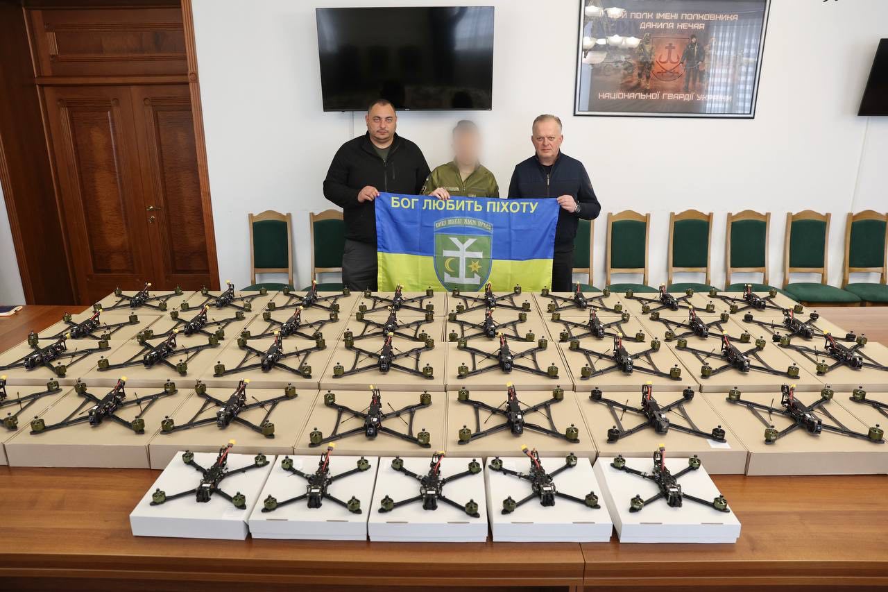 заступник начальника ОВА Сергій Здітовецький, директор Департаменту з питань цивільного захисту, ресурсного забезпечення сил оборони і безпеки ОВА Богдан Зубчик та військовий