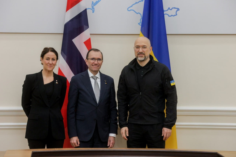 Прем’єр-міністр України Денис Шмигаль із Міністром закордонних справ Норвегії Еспеном Бартом Ейде та Міністром праці і соціальної інтеграції Тоньє Бренною