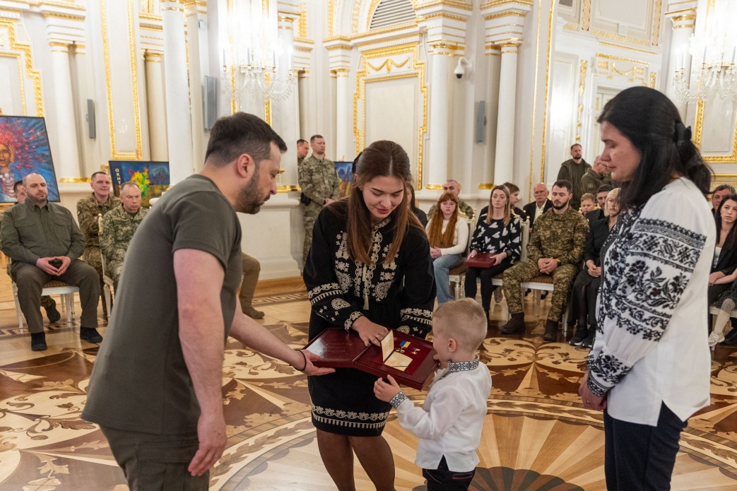 Президент України Володимир Зеленський вручає нагороду родині загиблого захисника