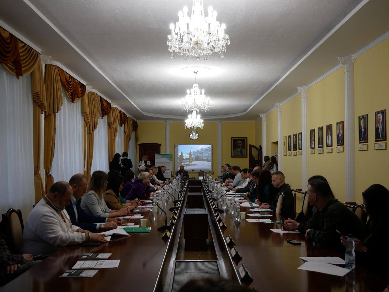 На Вінниччині провели круглий стіл, присвячений роботі громадських і волонтерських організацій в умовах війни  