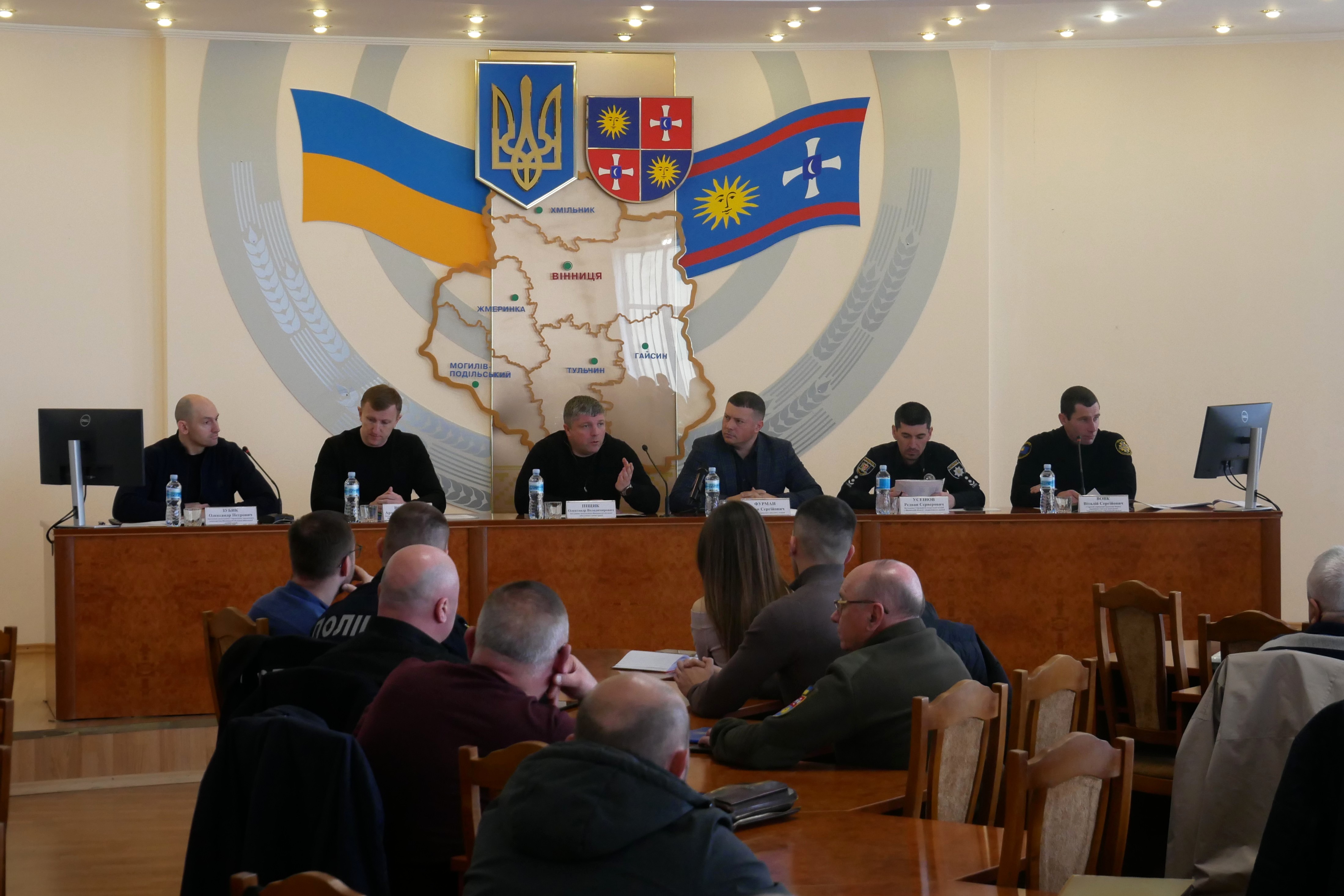 заступник начальника ОВА Олександр Піщик та учасники зустрічі