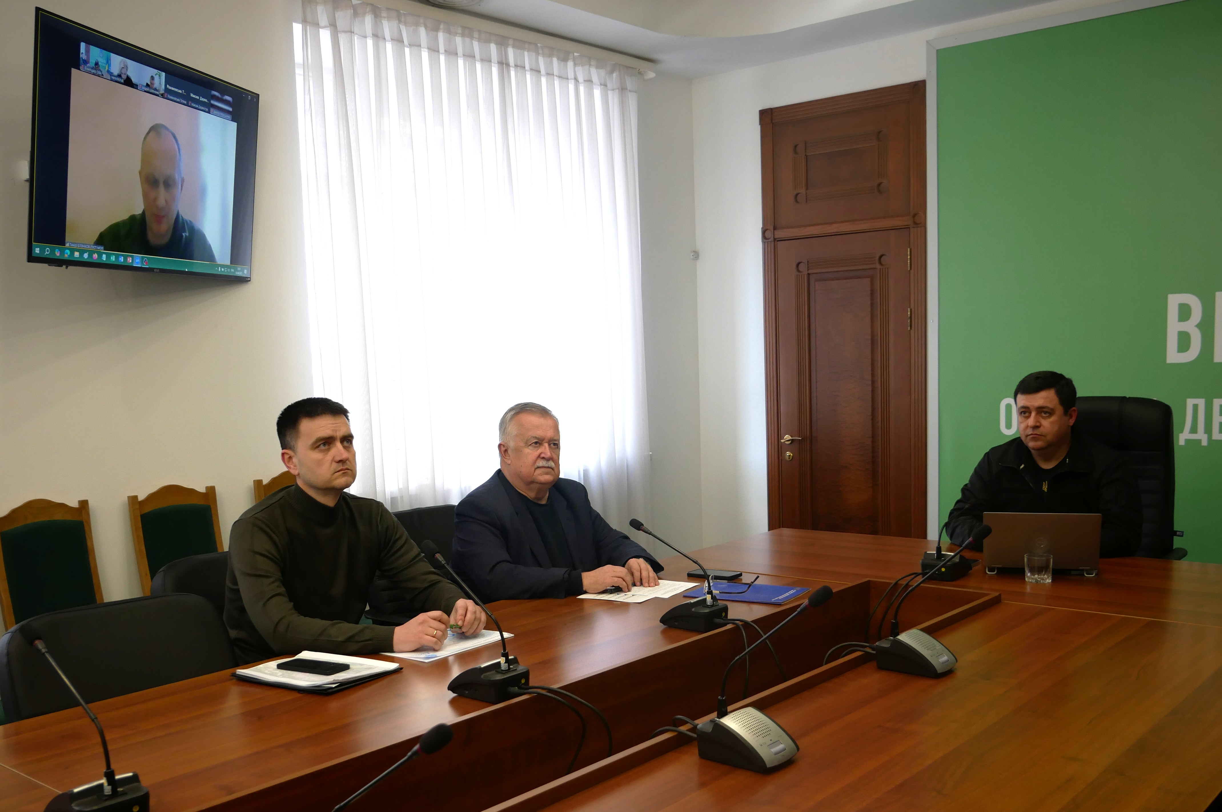 заступник начальника ОВА (CDTO) Андрій Кавунець, директор Департаменту гуманітарної політики ОВА Володимир Буняк та учасник наради