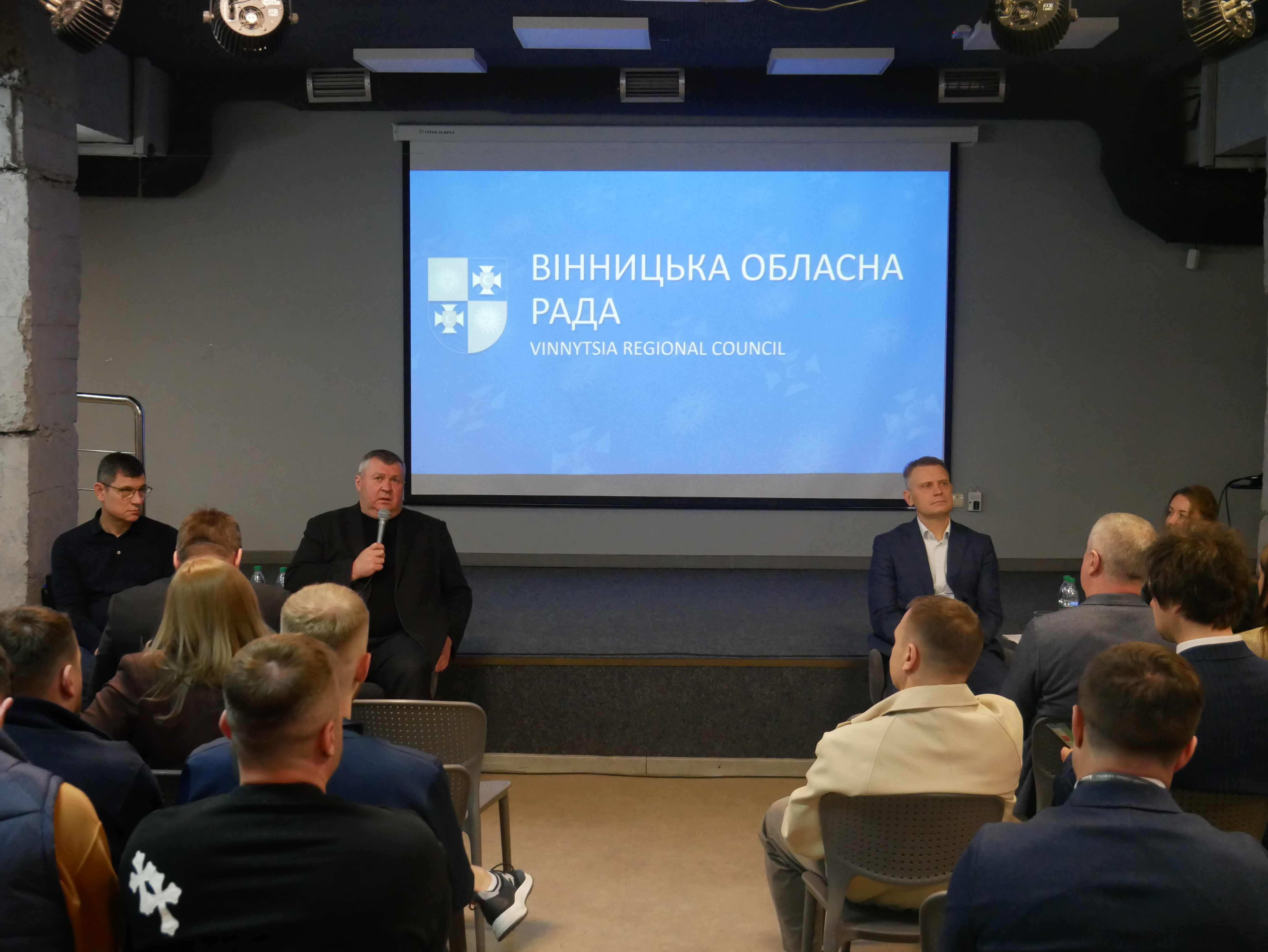 директор Департаменту міжнародного співробітництва та регіонального розвитку ОВА Ігор Цехановський, голова обласної Ради Вячеслав Соколовий та учасник зустрічі