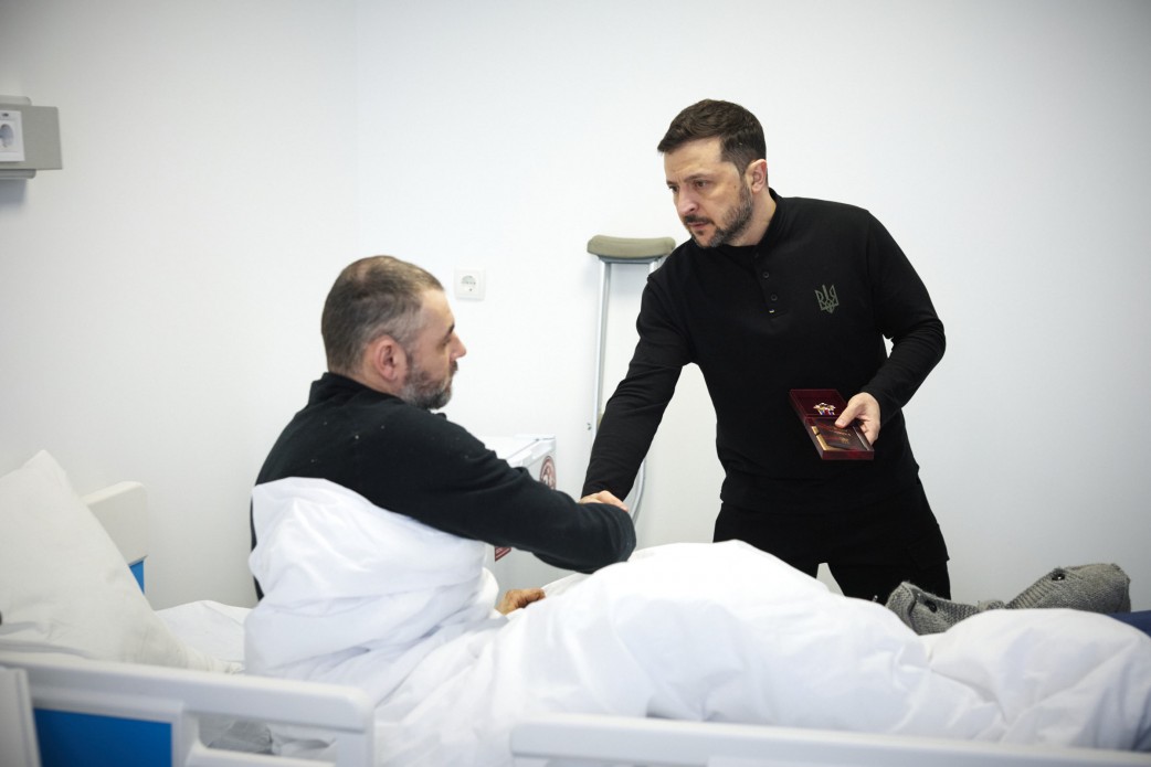 Президент України Володимир Зеленський та поранений воїн у госпіталі