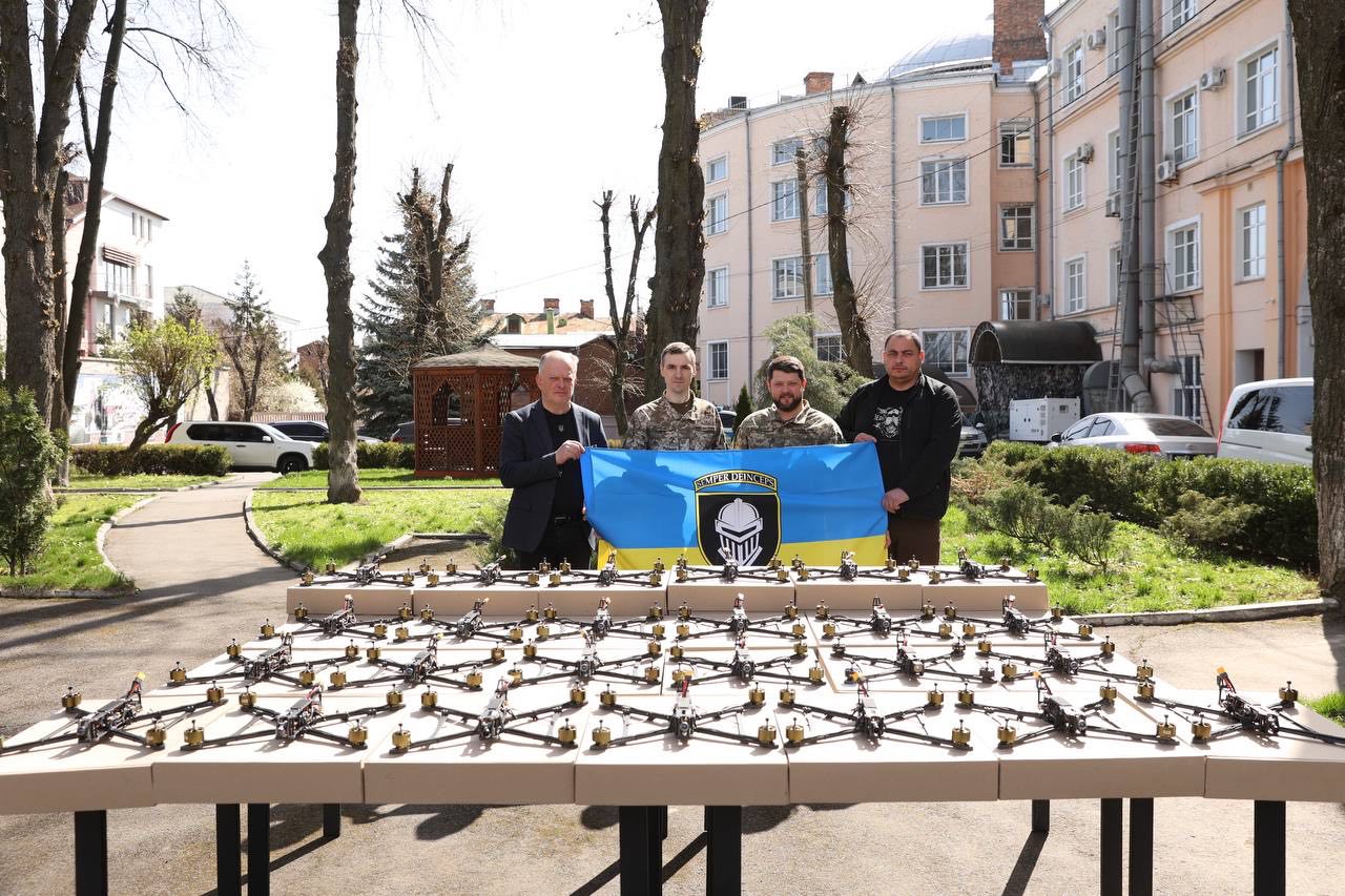 заступник Начальника ОВА Сергій Здітовецький, директор Департаменту з питань цивільного захисту, ресурсного забезпечення сил оборони і безпеки ОВА Богдан Зубчик та військові під час передачі дронів