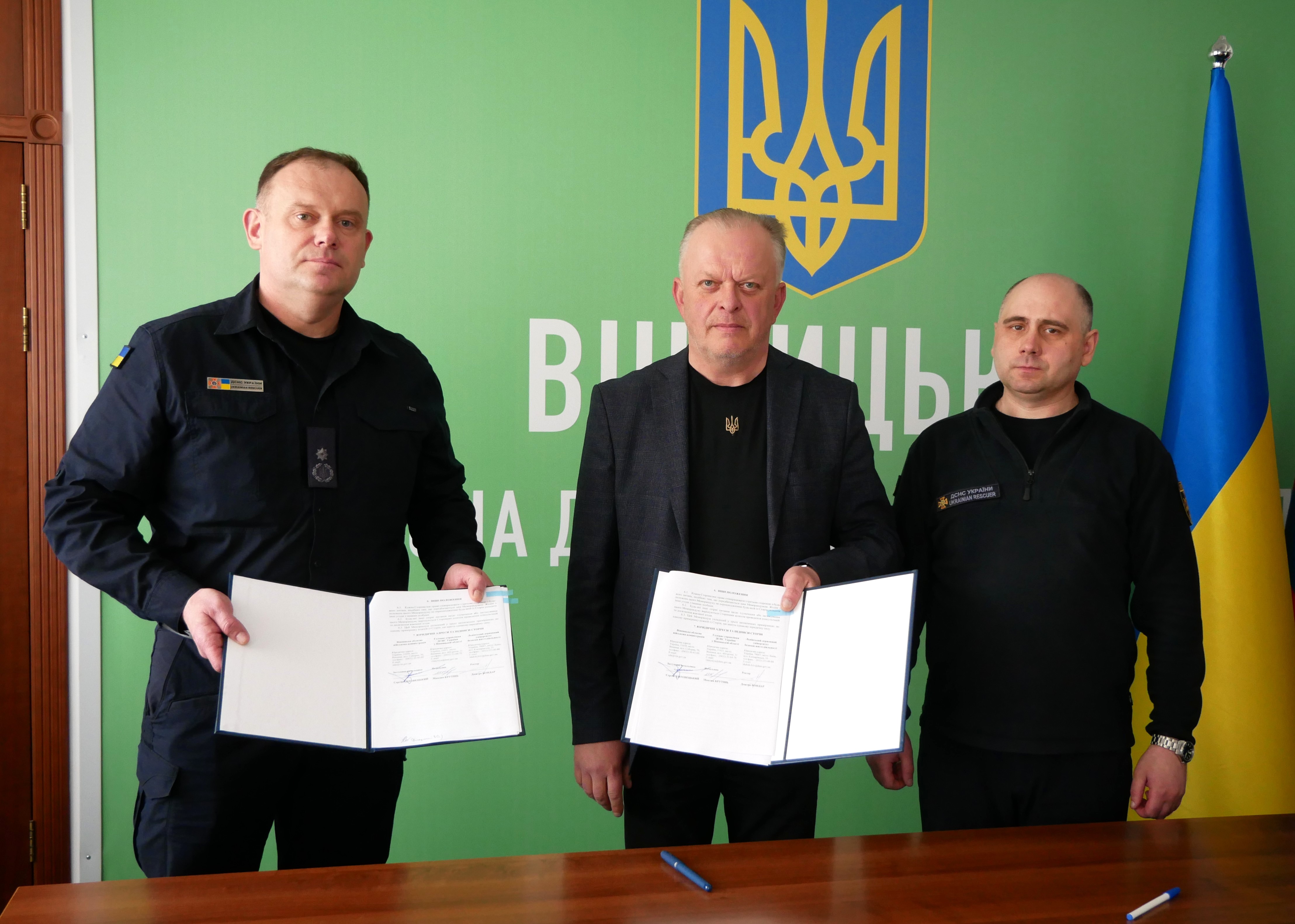 заступник начальника ОВА Сергій Здітовецький, начальник ГУ ДСНС України у Вінницькій області, полковник служби цивільного захисту Максим Крутінь та ректор ЛДУБЖД, генерал-майор служби цивільного захисту Дмитро Бондар