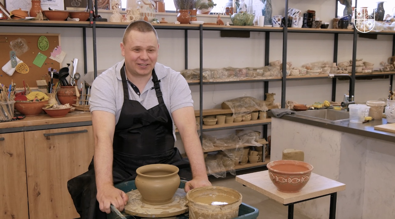 Іван Шостак під час роботи за гончарним колом