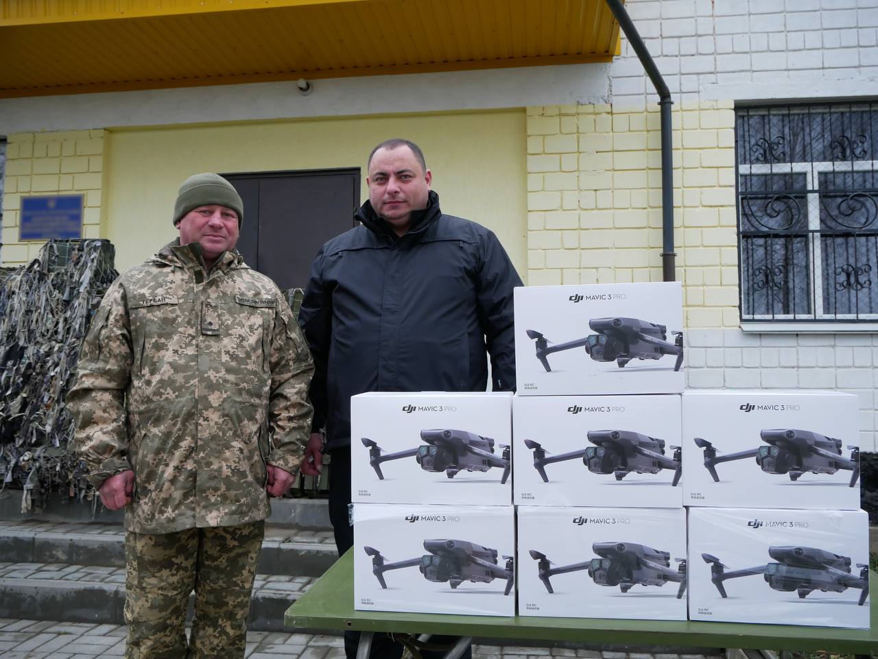директор Департаменту з питань цивільного захисту, ресурсного забезпечення сил оборони і безпеки обласної військової адміністрації Богдан Зубчик та військовий
