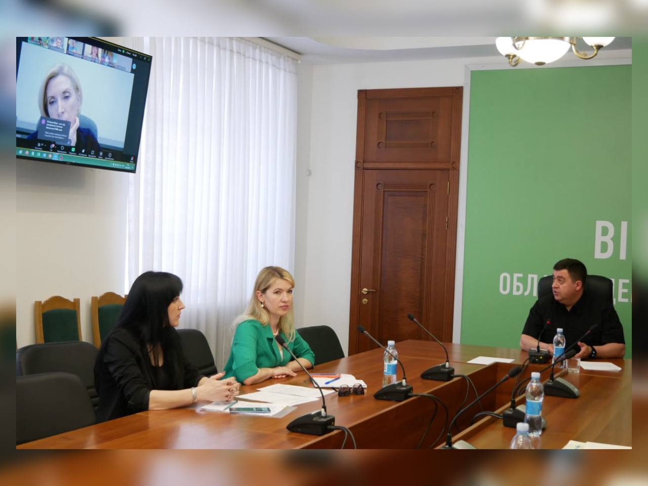 заступник начальника ОВА Андрій Кавунець та учасники наради