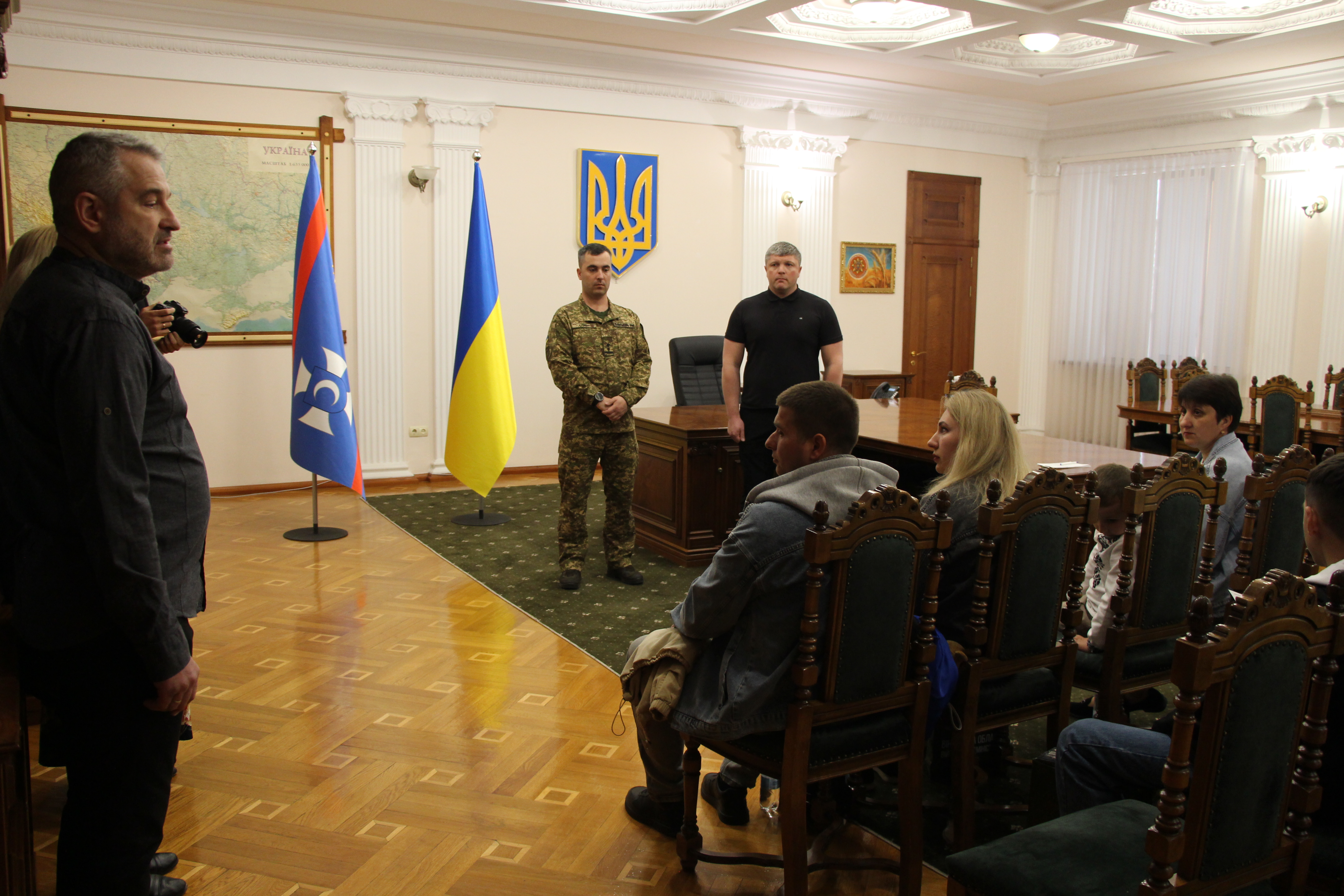 Заступник начальника ОВА Олександр Піщик та люди у приміщенні