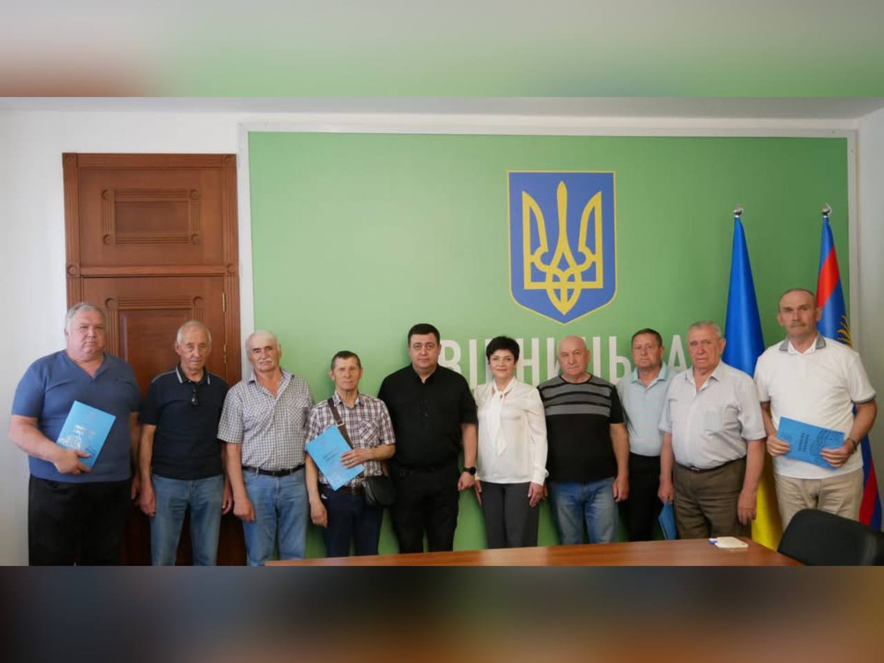  заступник начальника обласної військової адміністрації Андрій Кавунець, начальниця управління виконавчого апарату обласної Ради Надія Марусяк та учасники нагородження