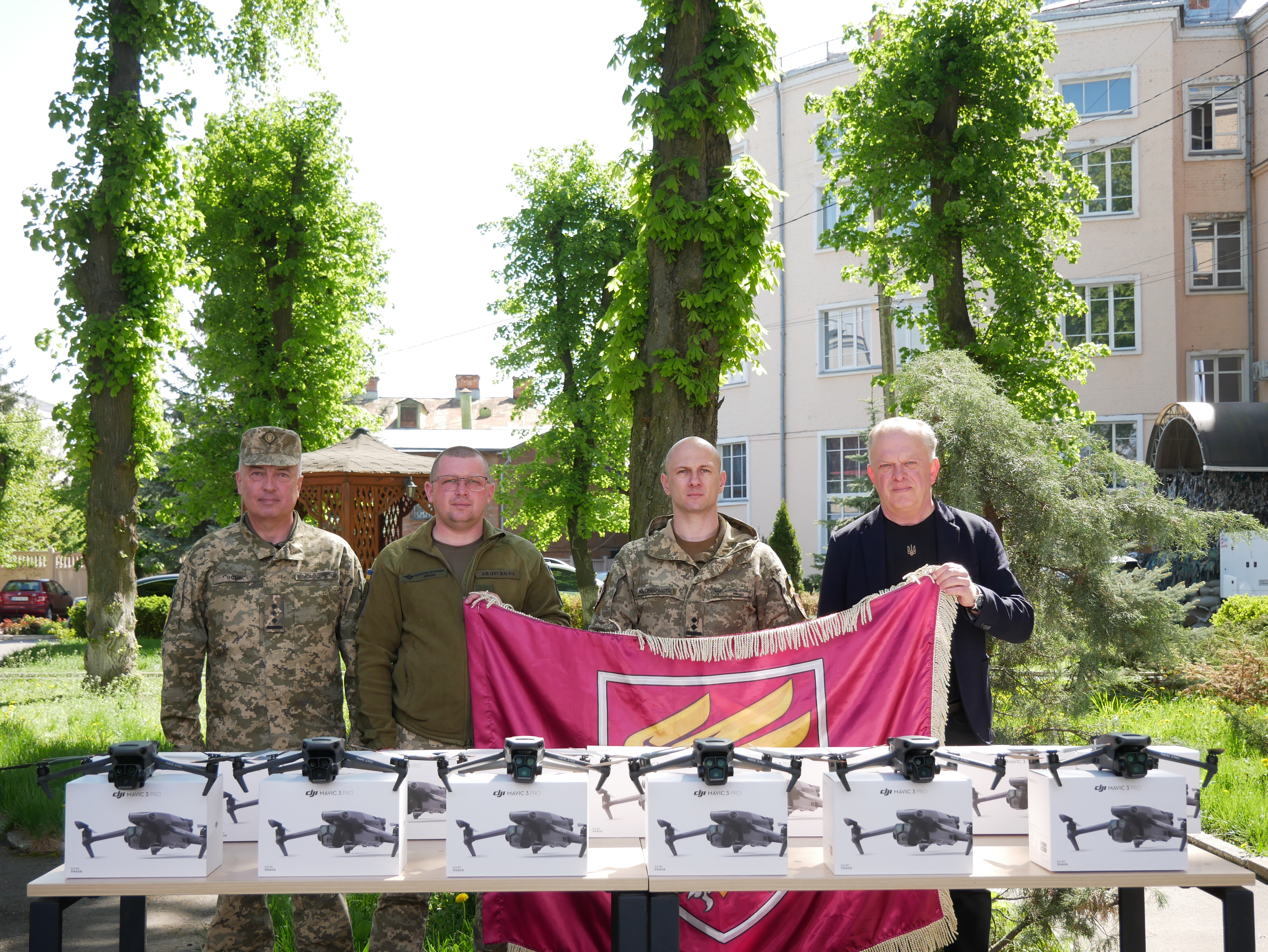 Заступник Начальника ОВА Сергій Здітовецький, військові та представник профільного департаменту ОВА