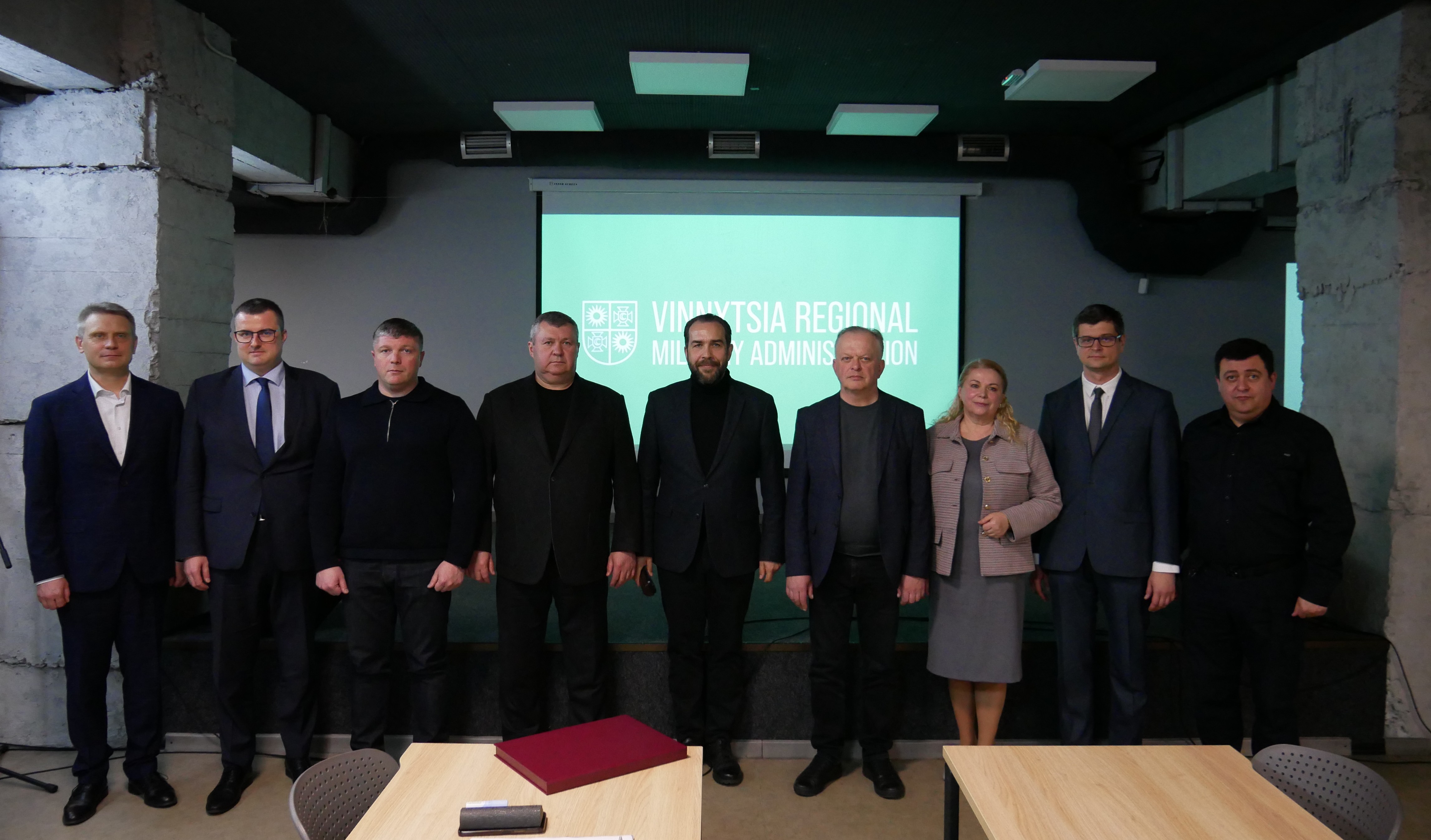 заступник начальника ОВА Сергій Здітовецький, заступник начальника ОВА Андрій Кавунець, заступник начальника ОВА Олександр Піщик та учасник зустрічі