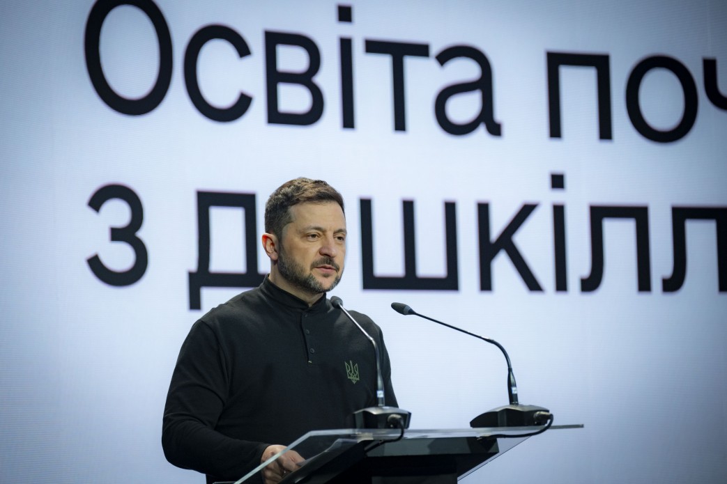 Президент України Володимир Зеленський за трибуною