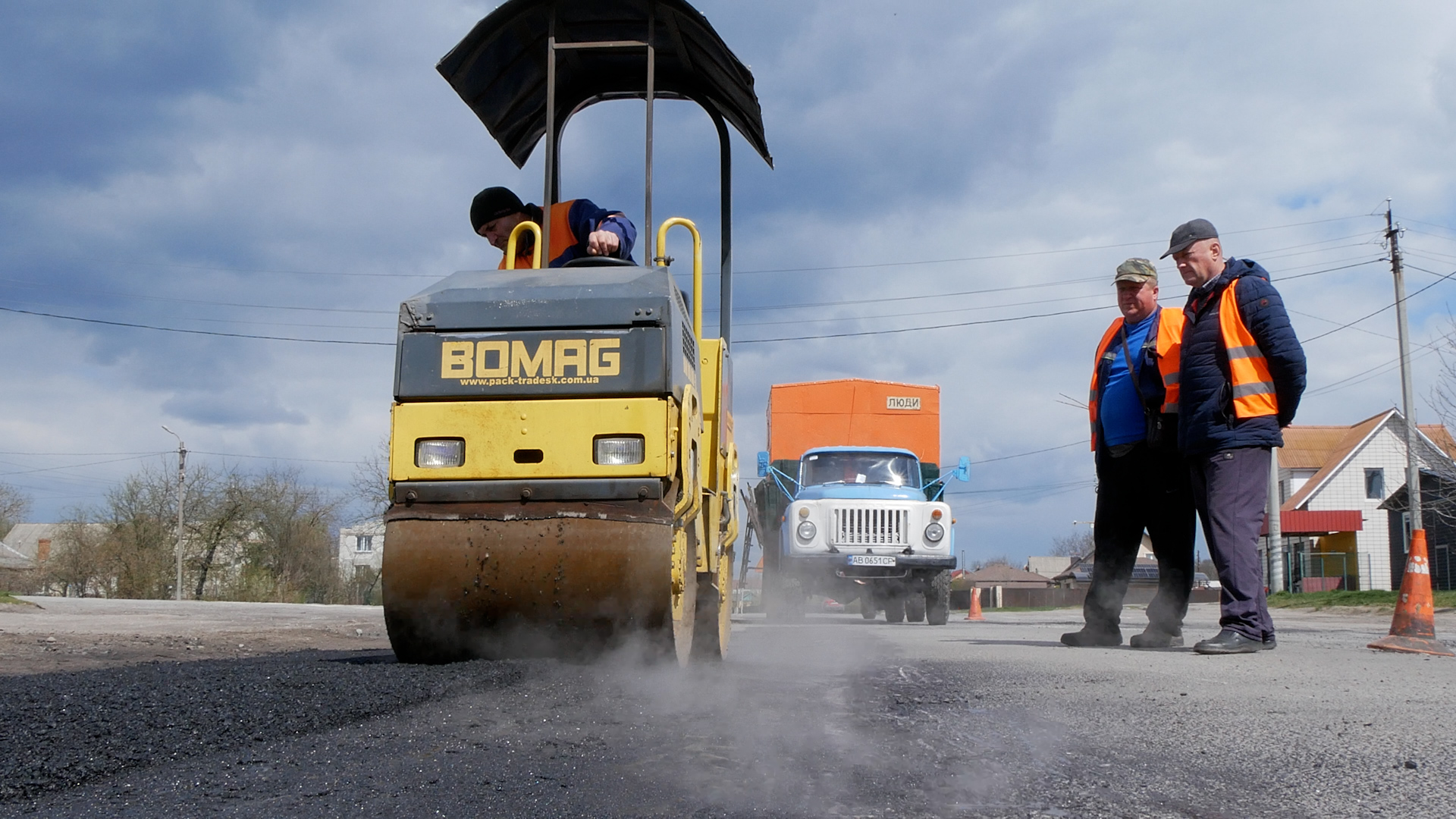 У Вінницькій області триває ямковий ремонт доріг місцевого значення 