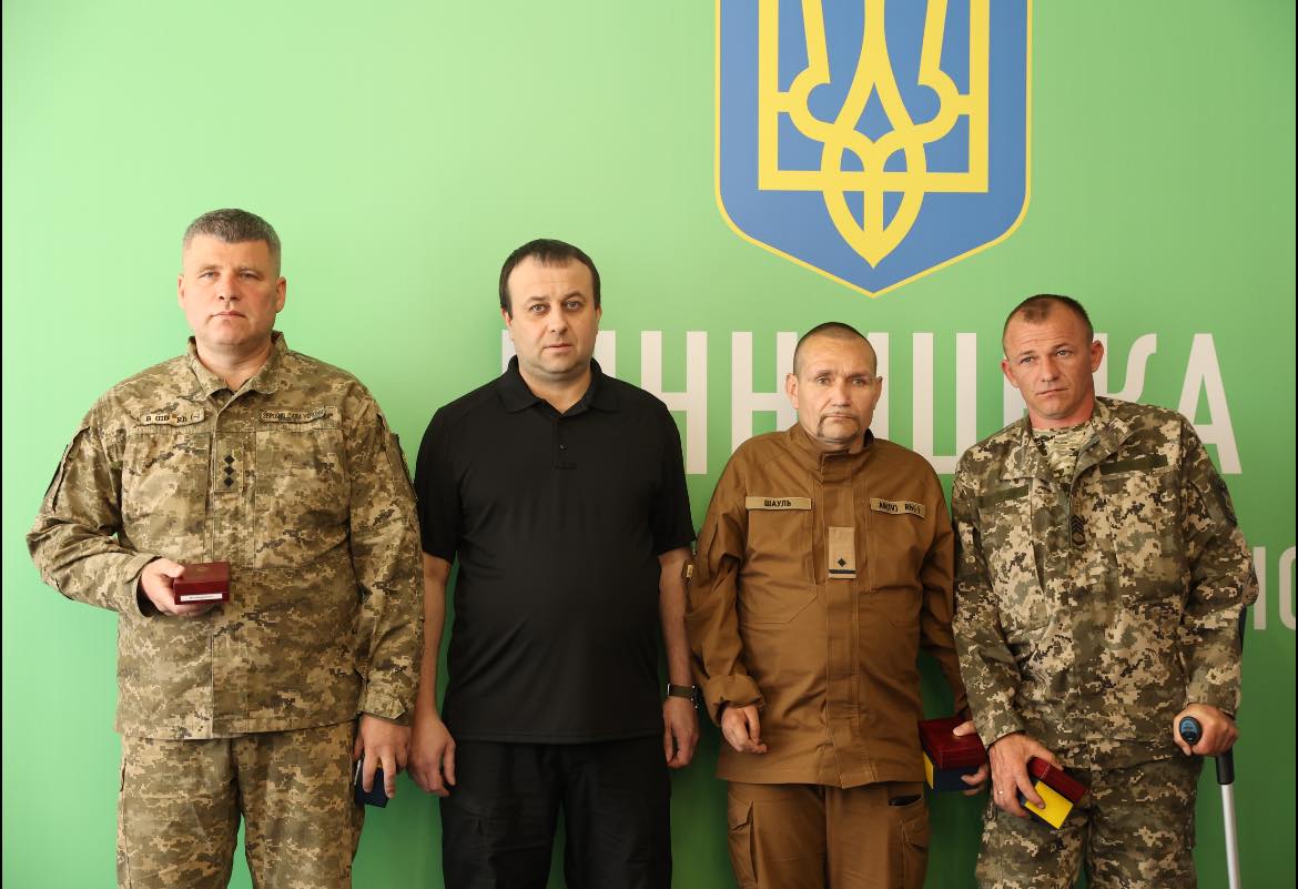 Начальник ОВА Сергій Борзов та військовослужбовці