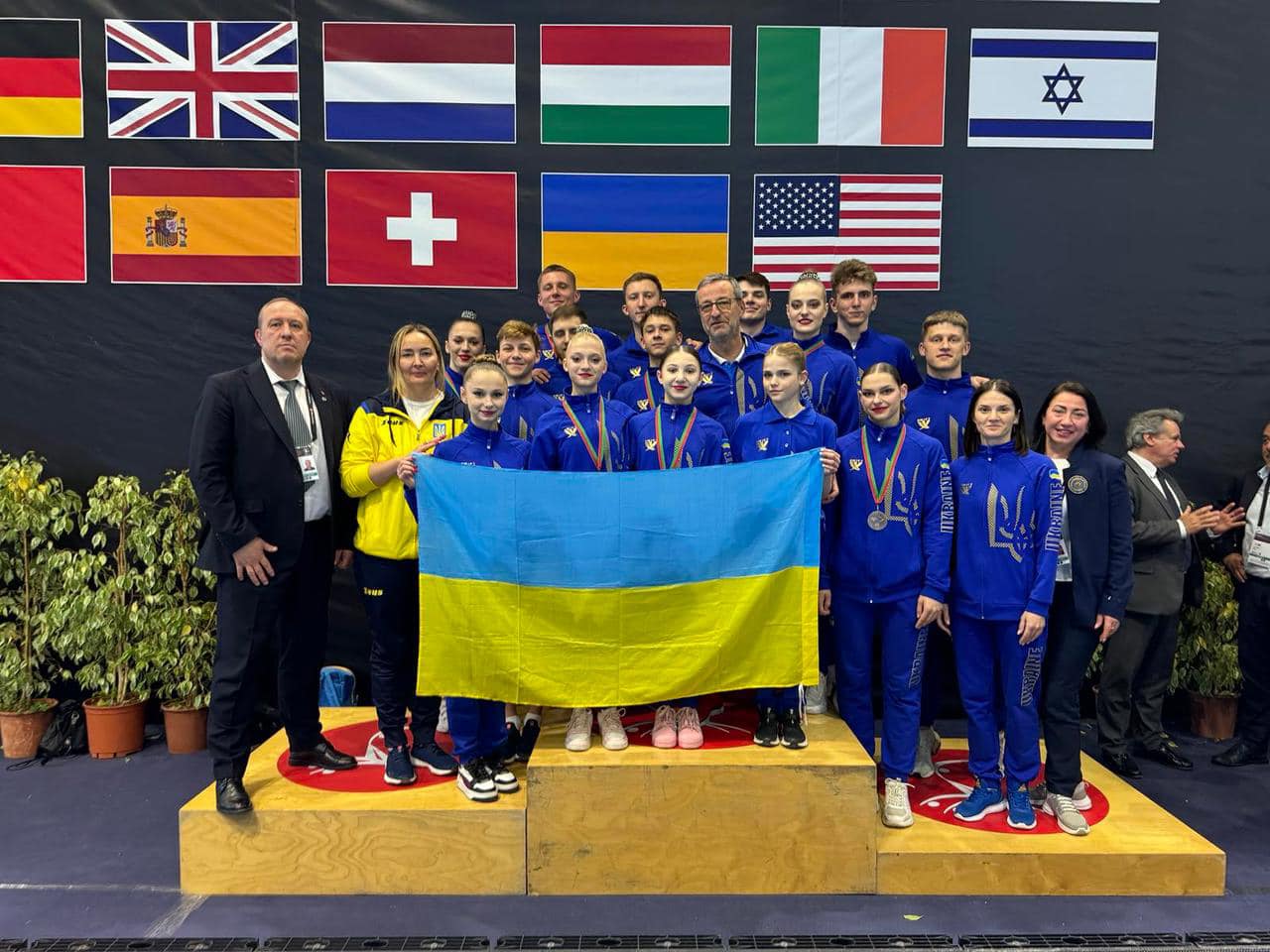 Спортсменки Національної збірної команди України зі спортивної акробатики та їх тренери