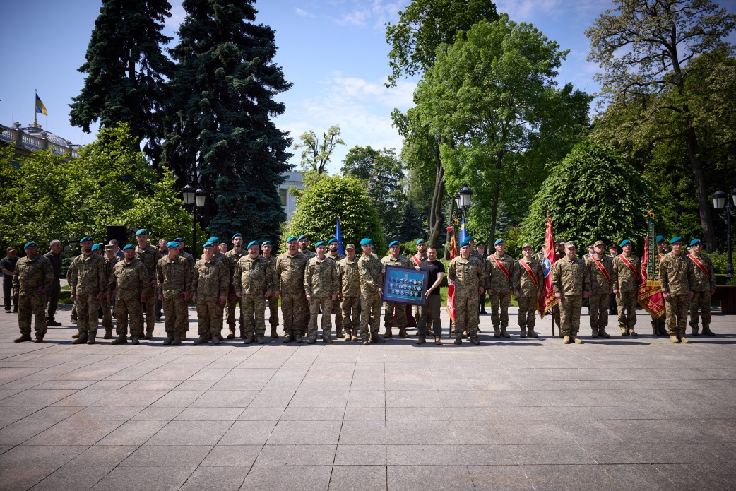 Президент України Володимир Зеленський та Захисники