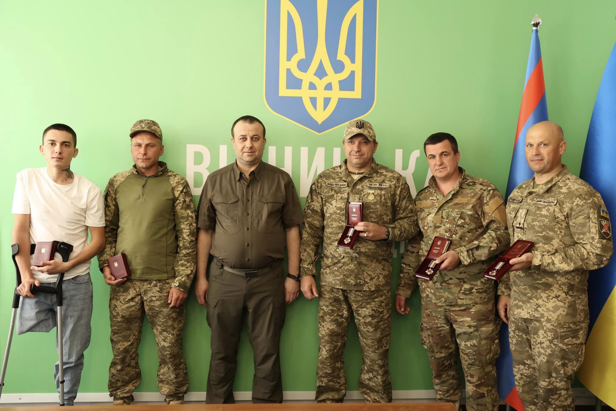 Начальник ОВА Сергій Борзов та військовослужбовці з нагородами