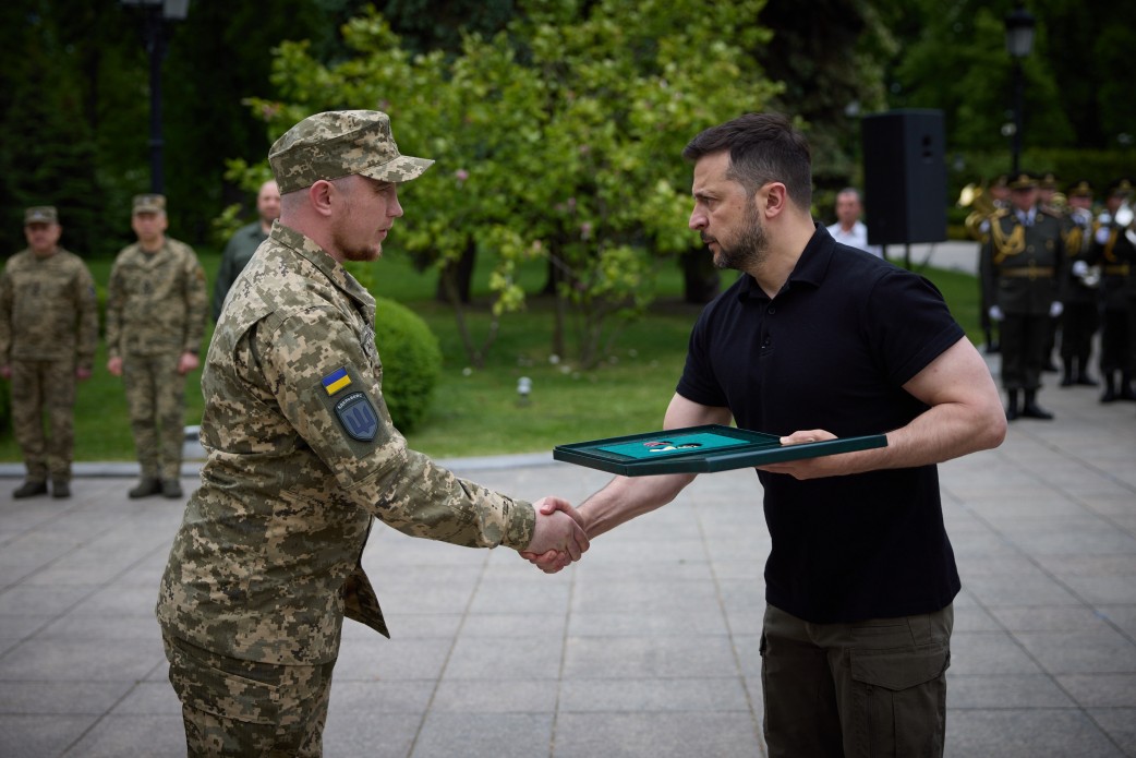 Президент України Володимир Зеленський під час вручення державних нагород