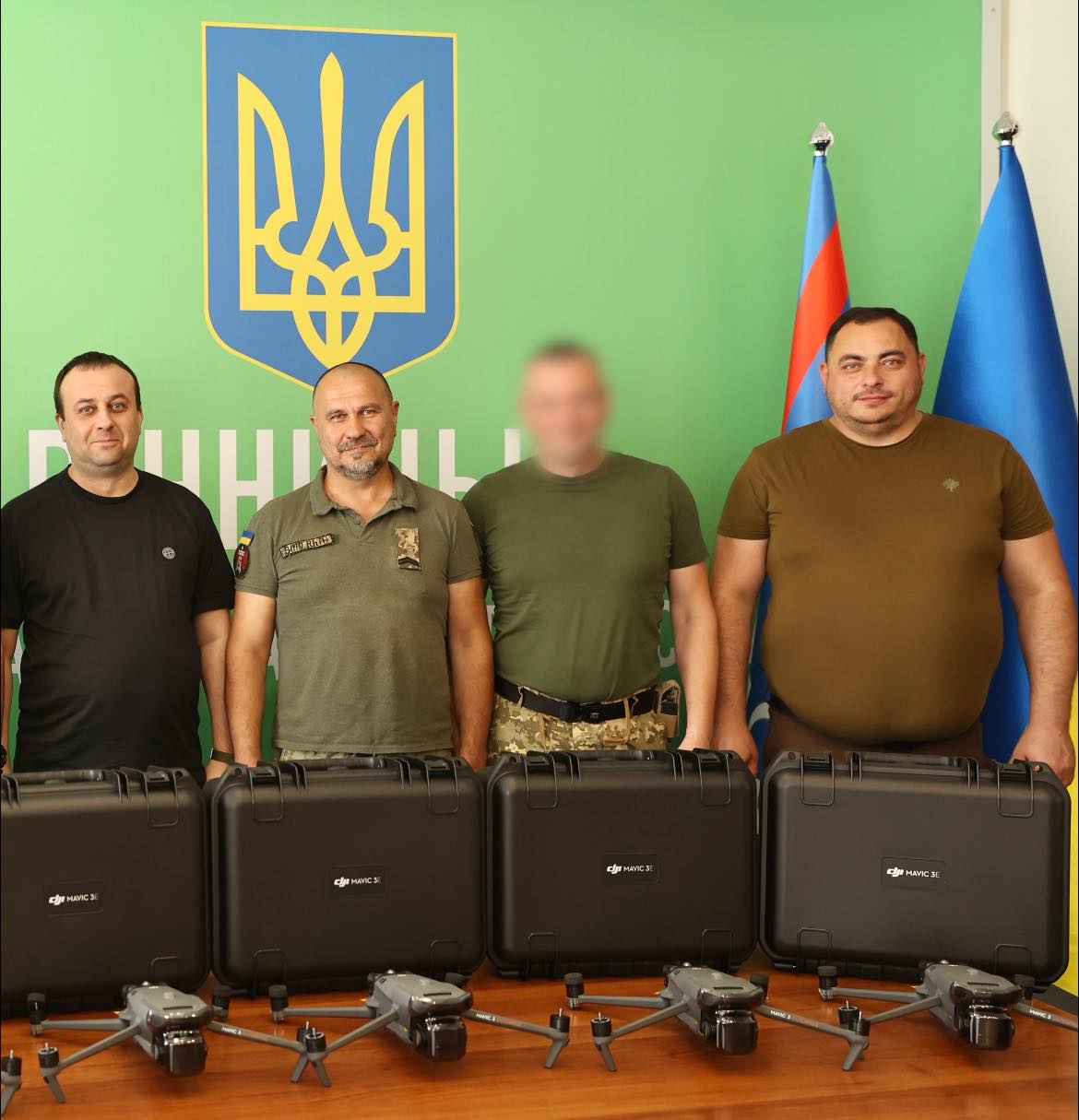 Начальник ОВА Сергій Борзов та учасники передачі дронів