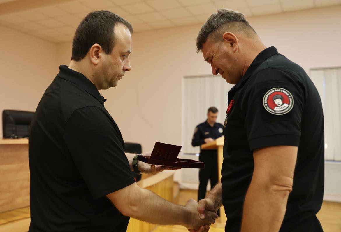 Начальник ОВА Сергій Борзов вручає відзнаку