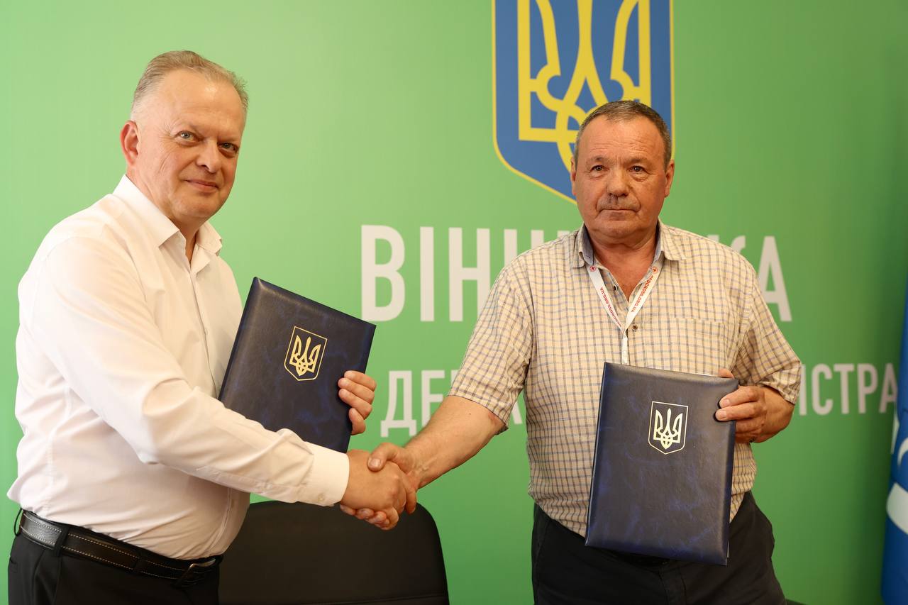 Заступник Начальника ОВА Сергій Здітовецький та Голова Вінницької обласної організації Товариства Червоного Хреста України Сергій Глухенький 