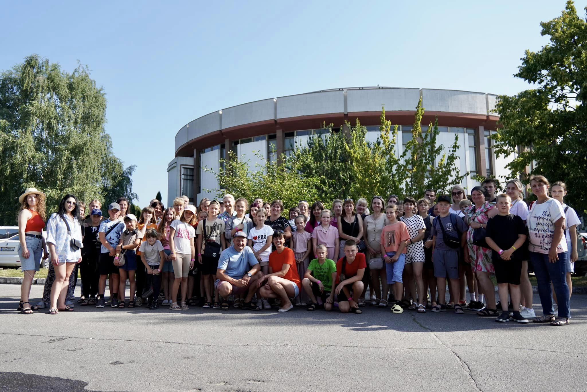 Перший заступник Начальника ОВА Наталя Заболотна,діти та їхні батьки
