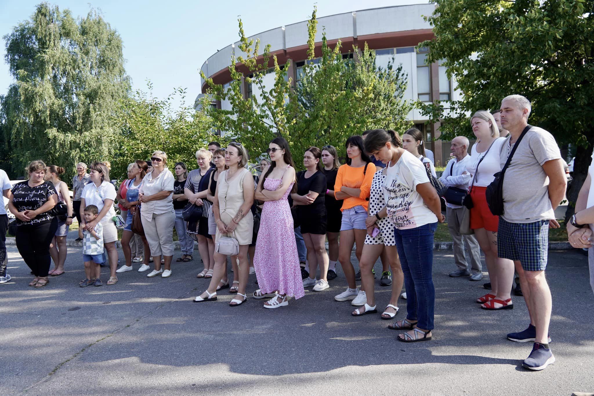 Батьки, які проводжають дітей 