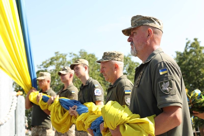 військовослужбовці тримають Державний Прапор України